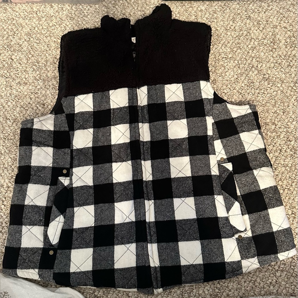 Maurice’s black and white plaid Sherpa vest 2XL